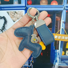 ポニーキーホルダのアニメ車のキーチェーンが可愛いカバンに飾られています。