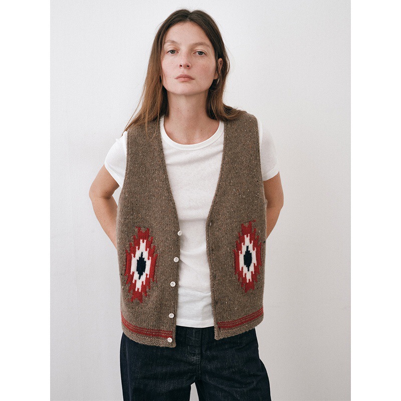 Brown French retro V-neck knitted cardigan vest for women, autumn and winter high-end layered sleeveless top jacket