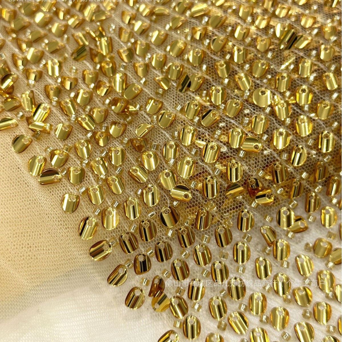 Fábrica de stock de bordado de sequinilla medio rollo de cebolla dorada multicolor ropa de brindis de alta fijación tela de vestido de cena