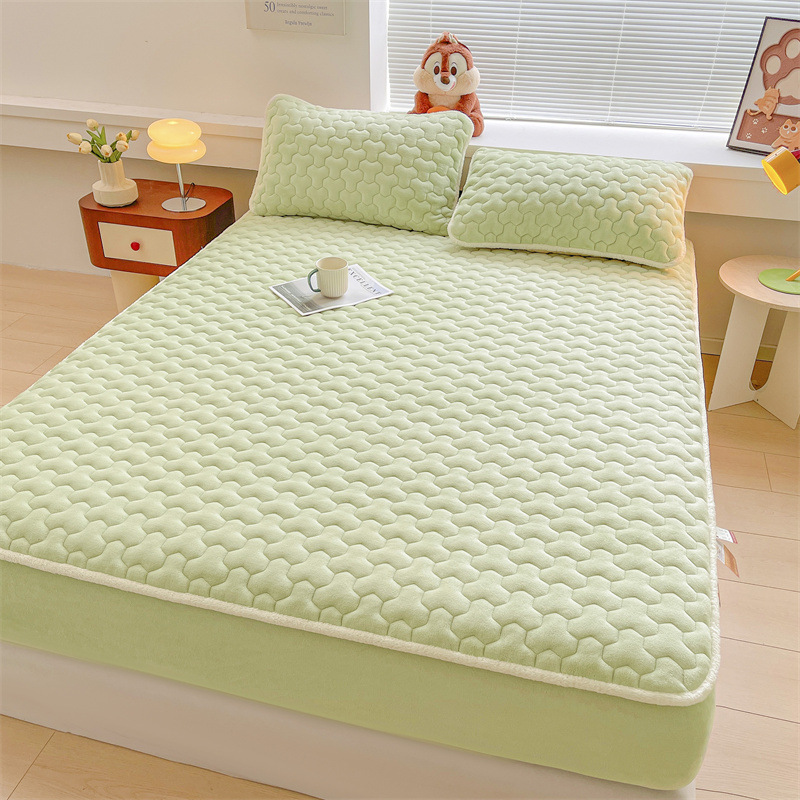 2024 invierno nuevo estilo color sólido color liso leche terciopelo acolchado juego de cama de tres piezas cálido funda protectora Simmons