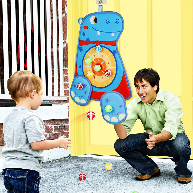 Los dardos de dibujos animados para niños lanzando dardos de bola pegajosa se dirigen a los juguetes educativos para niños entre padres e hijos deportes seguridad bola lechón
