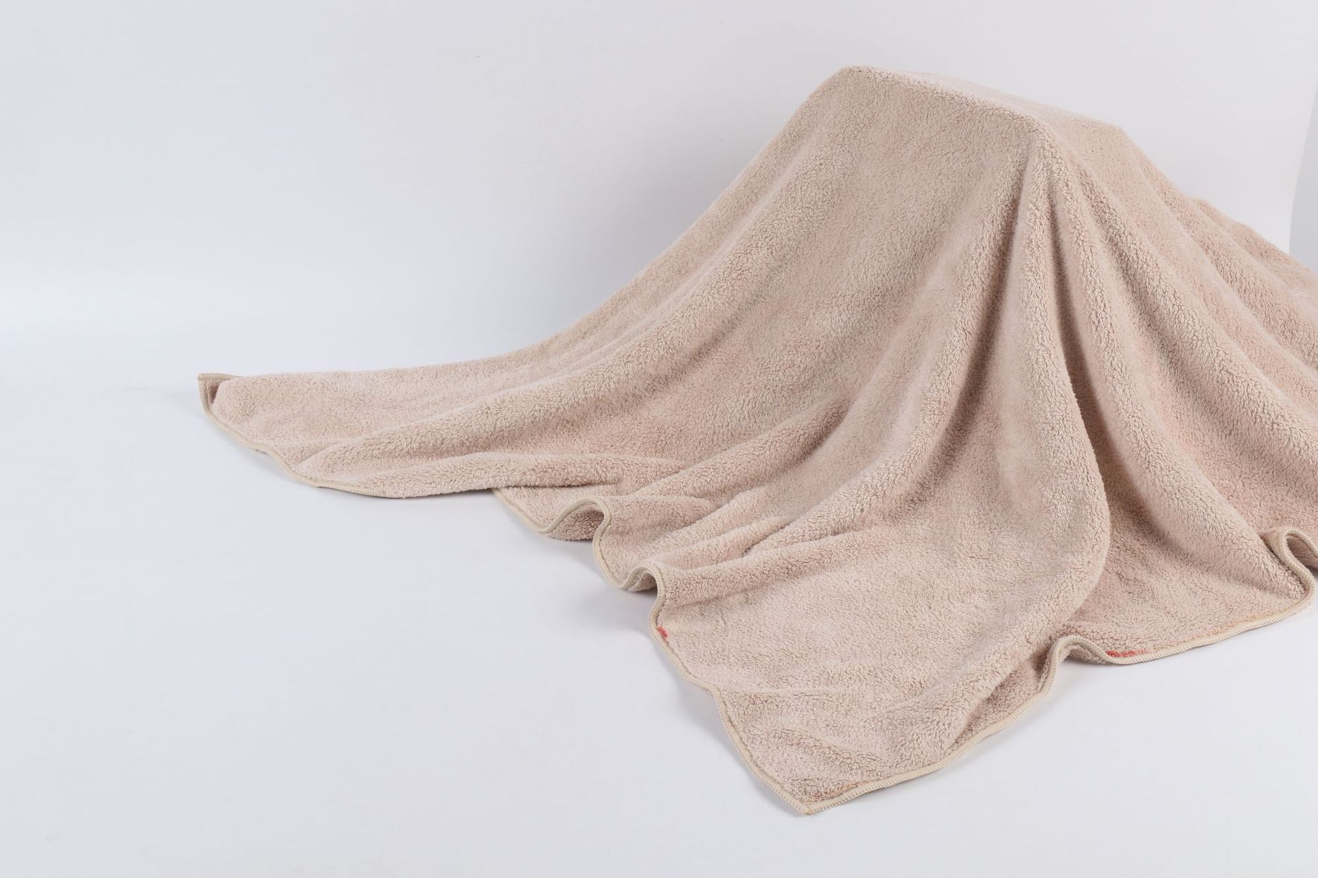 Toalla de baño de lana de coral de alta densidad personalizada de fábrica para aumentar el grosor, fuerte absorción de agua, sin pérdida de cabello, toalla de baño de color sólido al por mayor