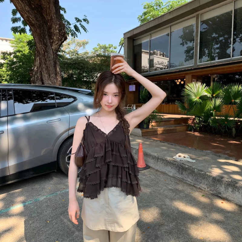 Currently, in Dongdaemun, South Korea, there are multi-layered lace cake strap tops, Korean-style women's clothing, sweet and slimming V-neck sleeveless vests Currently, in Dongdaemun, South Korea, there are multi-layered lace cake strap tops, Korean-style women's clothing, sweet and slimming V-neck sleeveless vests