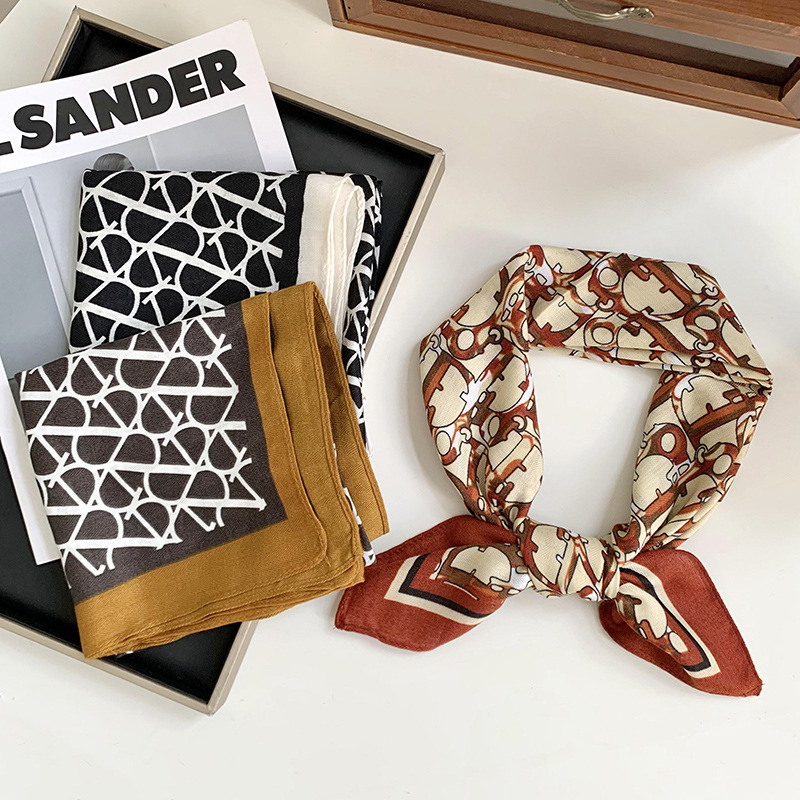 Bufandas de seda cuadrada alta sensación 2025 nuevo estilo coreano otoño invierno caliente impresión bufandas de cuello bufandas de seda al por mayor