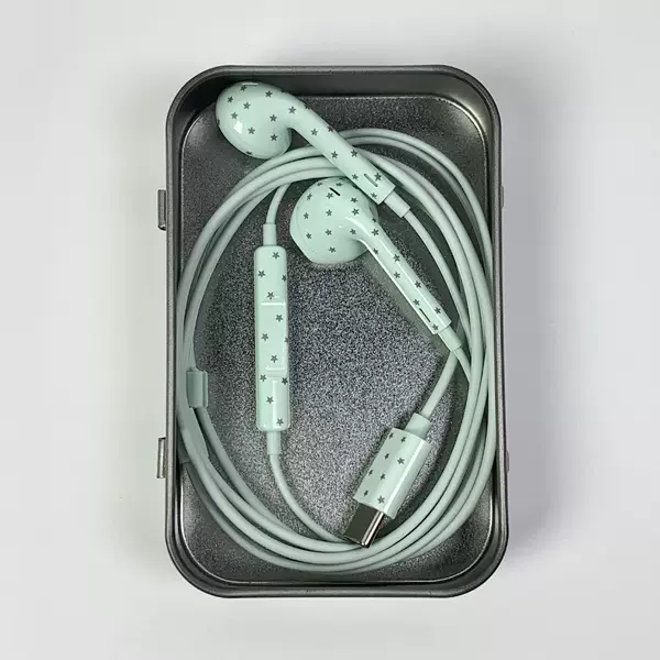 Supports dropshipping of high-quality, stylish star-patterned wired headphones for girls, featuring heavy bass for binge-watching