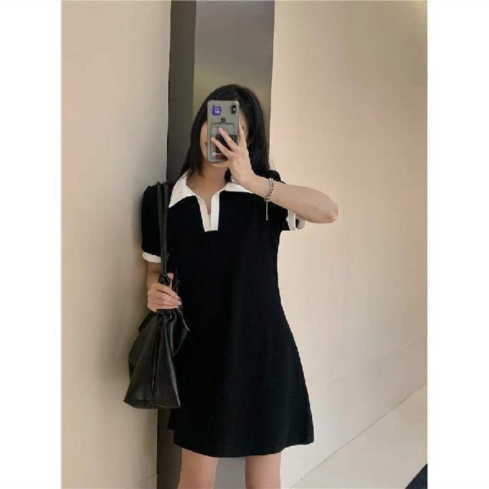 大きいサイズの婦人服の太ったmmの夏は色のpoloの襟のワンピースの女性にぶつかってゆったりとお腹を遮ってやせている半袖のtシャツのスカートを現します。|undefined