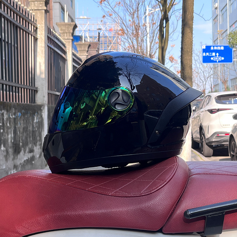 컬러 도금이 적용된 밝은 검정색