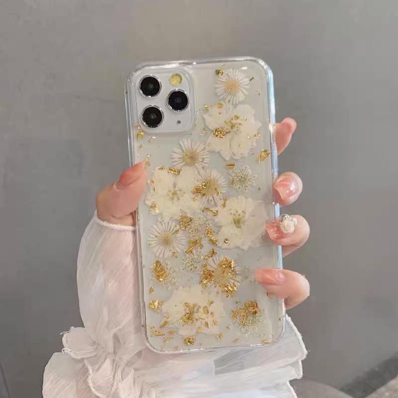 Transparent mobilskal med torkade blommor och guldfolie_voghion.com