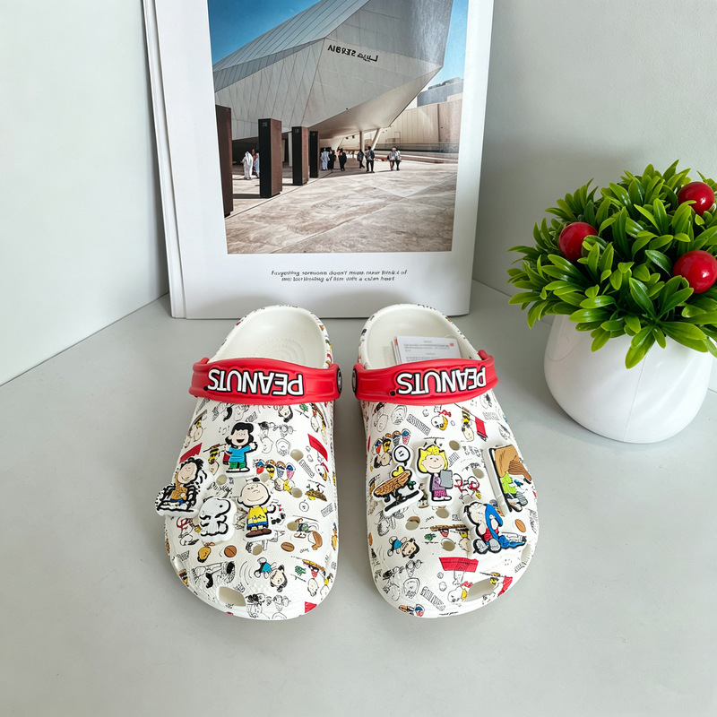Snoopy Clogs for Kids, Closed-Toe Slippers, Beach Shoes, Unisex, Wholesale, Cross-Border, Non-Slip, Odor-Resistant