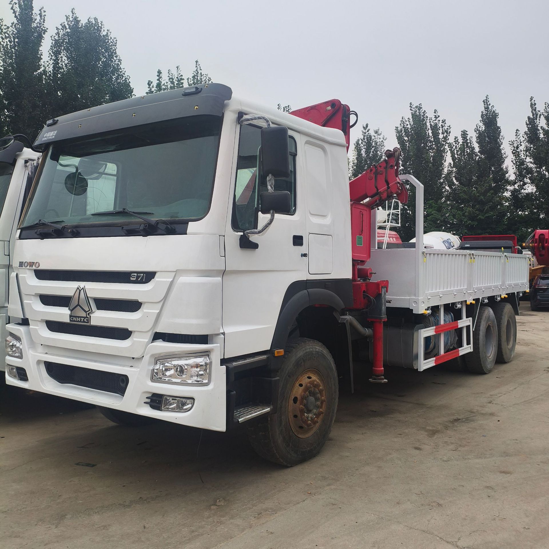Exporting Howo 350-Horsepower Cement Tanker, Large 12-Cubic-Meter and 14-Cubic-Meter Cement Tanker