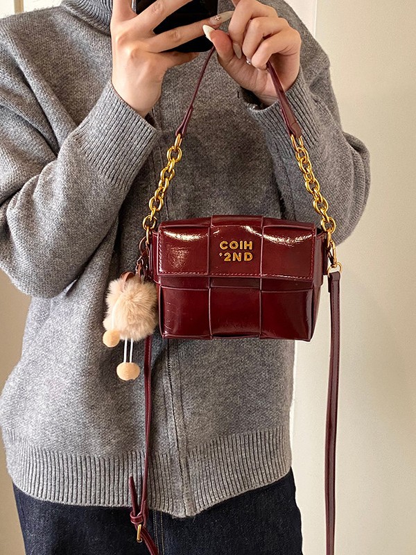 Bolso tejido de cuero de cera de aceite de alta calidad para mujer 2025 primavera nueva moda casual bandolera de moda de nicho