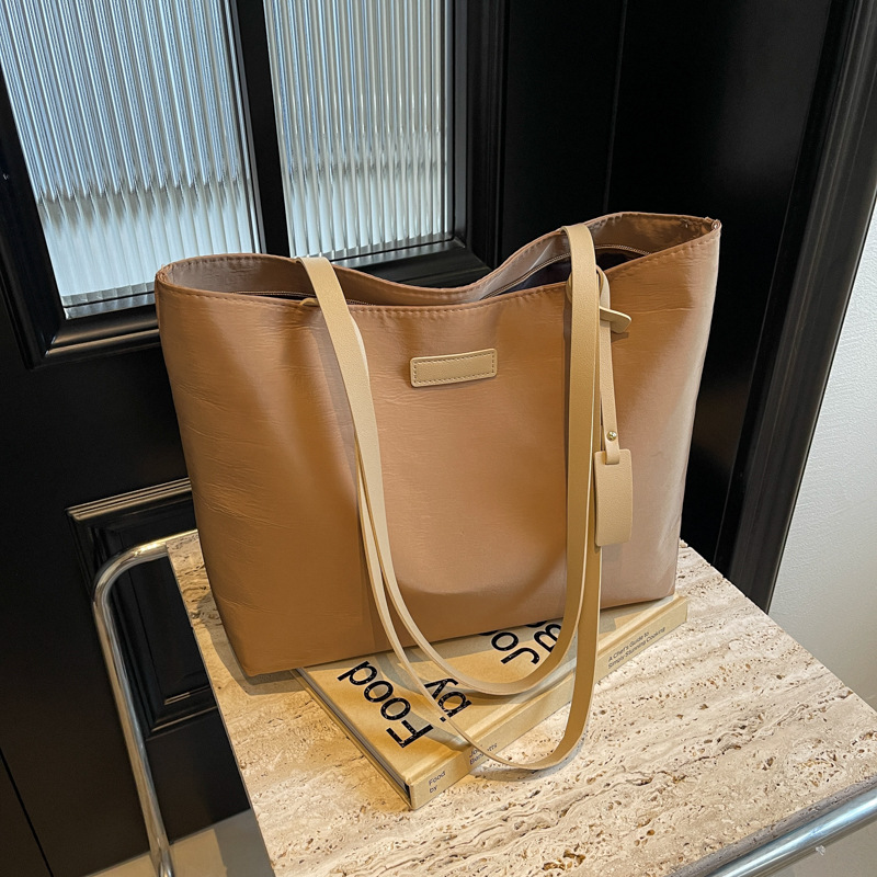 Bolso de moda de mujer, nuevo tipo de bolso casual de nylon, bolso de hombro simple coreano de gran capacidad para trabajar en clase.