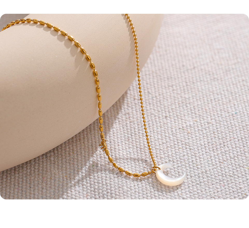 Retro Moon Titanium Steel Inlaid Shell Zircon Necklace 1 Piece