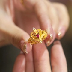 ヴィンテージ古法透かし彫りの愛の王冠の指輪の女性はジルコンを象眼して軽くて豪華な国風の復古の宮廷風の手は飾ります。