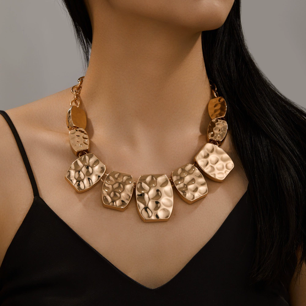 2025 новых персонализированных золотых геометрических блочных колье с уникальной вогнутой и выпуклой текстурой, нерегулярной формы, оптом от производителя