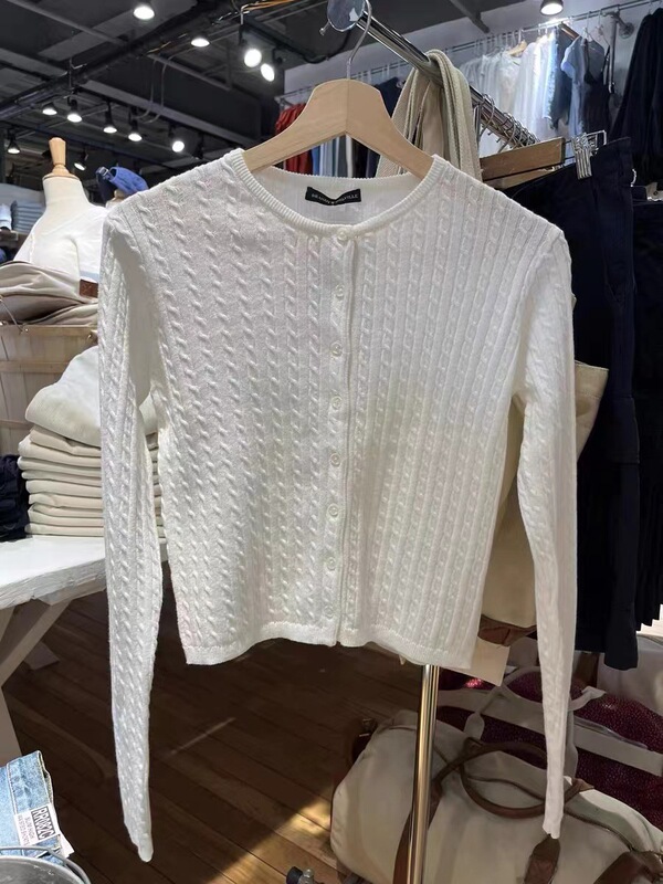 BM Crewneck White Slim-fit Simple Gentle Twist Button Knitted Cardigan Sweater Collection BM Crewneck White Slim-fit Simple Gentle Twist Button Knitted Cardigan Sweater Collection