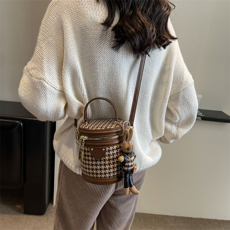 Bolsa de nicho de alto grado 2023 nueva bolsa de mujer bolsa de mensajero de pata de gallo popular bolsa de cubo portátil