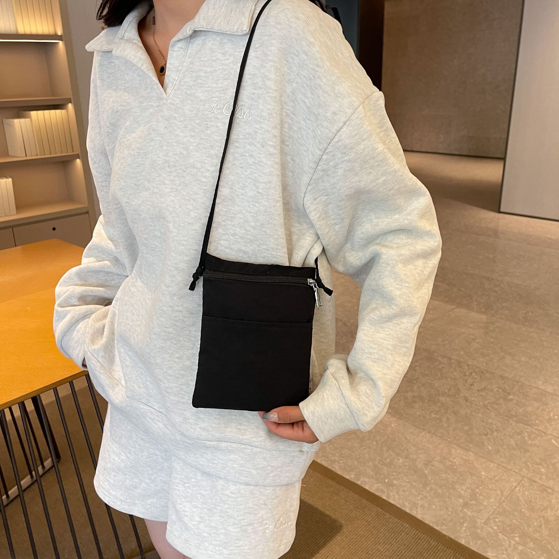 新款休闲简约日系手机包文艺小众时尚轻便单肩韩版斜挎防水小方包