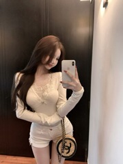 純欲風レースvネックの底のシャツの女性の秋冬の徳の絨毛は身を修めてやせています。