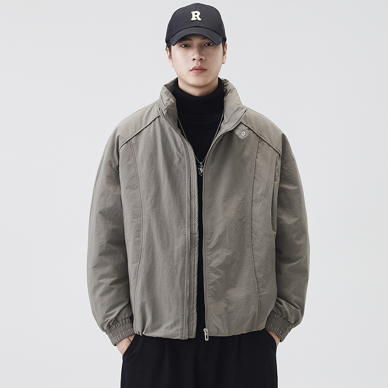 Chaqueta de plumón ligera de cuello vertical para hombres invierno 2025 nuevo estilo de alta sensación suelta corta engrosada chaqueta de hombre otoño invierno