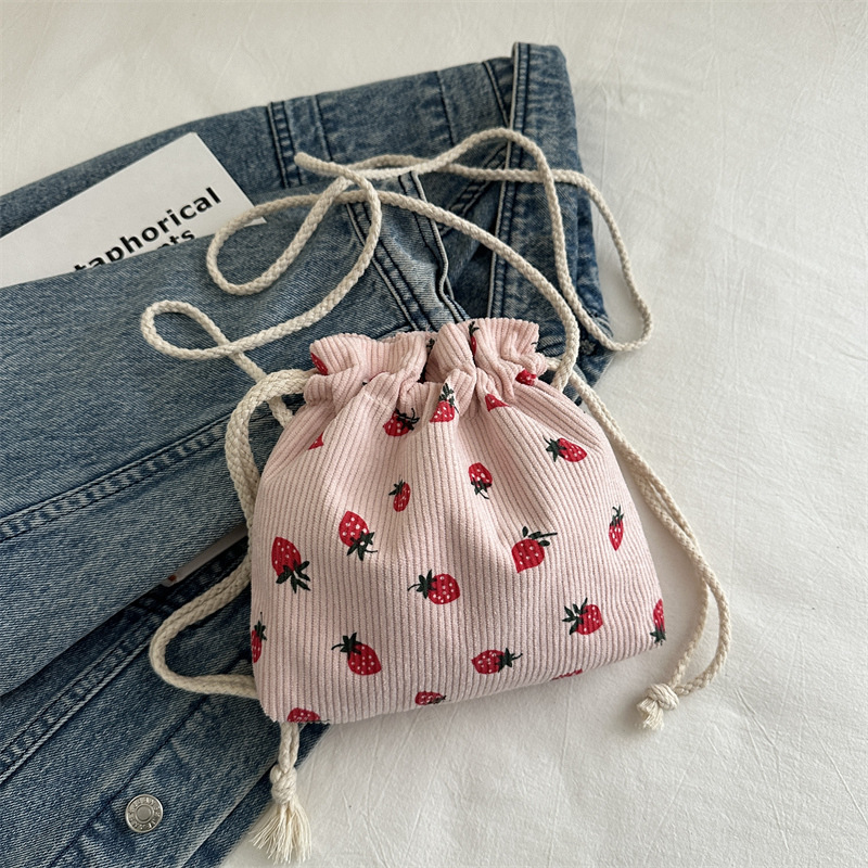 Este año, la moda impresa encantadora fresas mini bolso de balde 2024 nuevo verano versátil mochila de hombro