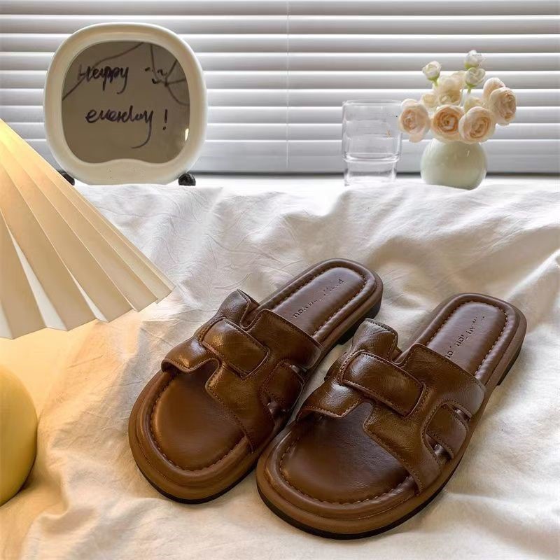 Sandalias y pantuflas retro francesas con una sola palabra para mujer 2025 nuevo estilo exterior zapatos Muller tejidos con cabeza cuadrada zapatillas de playa de suela blanda