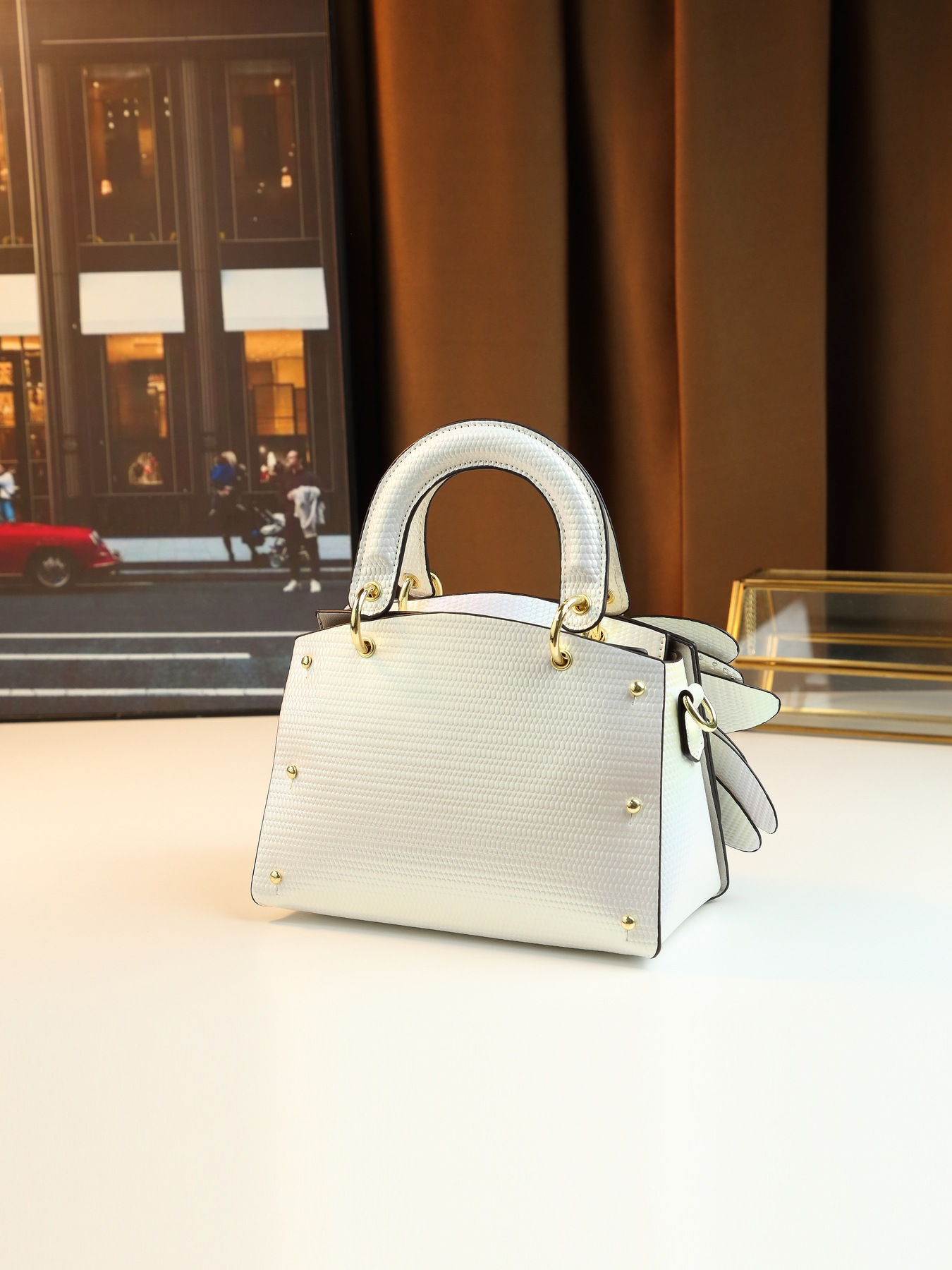 Bolsa tiracolo feminina elegante com pérolas e design de asa_voghion.com