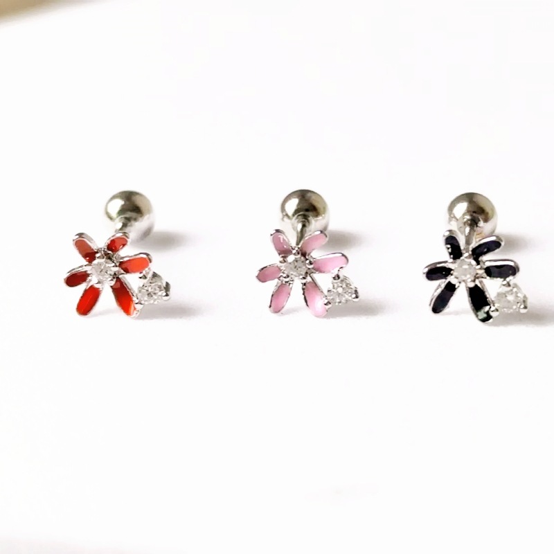Silver pointed spike labret stud material detail