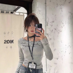 美式灰色斜露肩字母印花长袖t恤女秋冬修身辣妹内搭短款收腰上衣