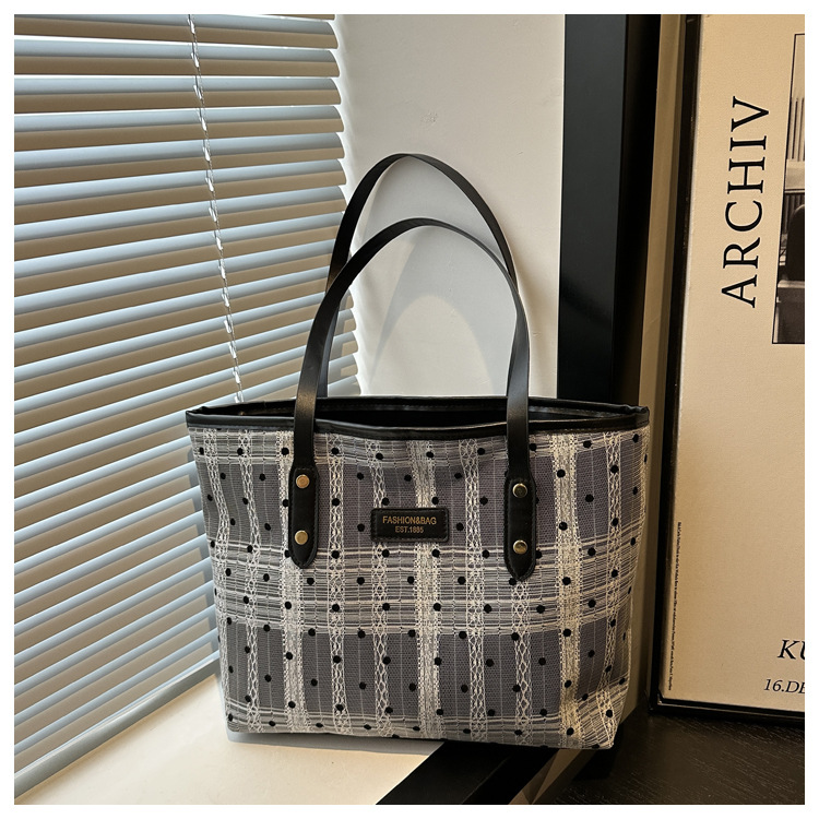 Fashionable large-capacity tote bag for women, new autumn 2024 collection, casual retro single-shoulder bag, commuter handbag, cross-border bag undefined