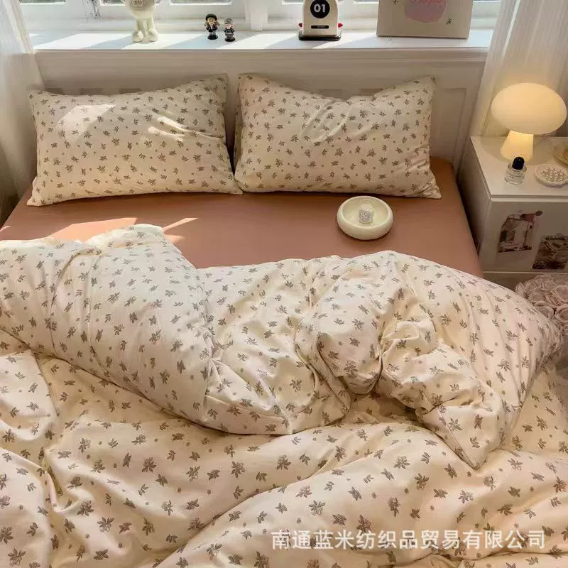 Набор простыней (Hello Kitty) 3–4 предмета, разные принты, размеры 150/180/200/120/150 см