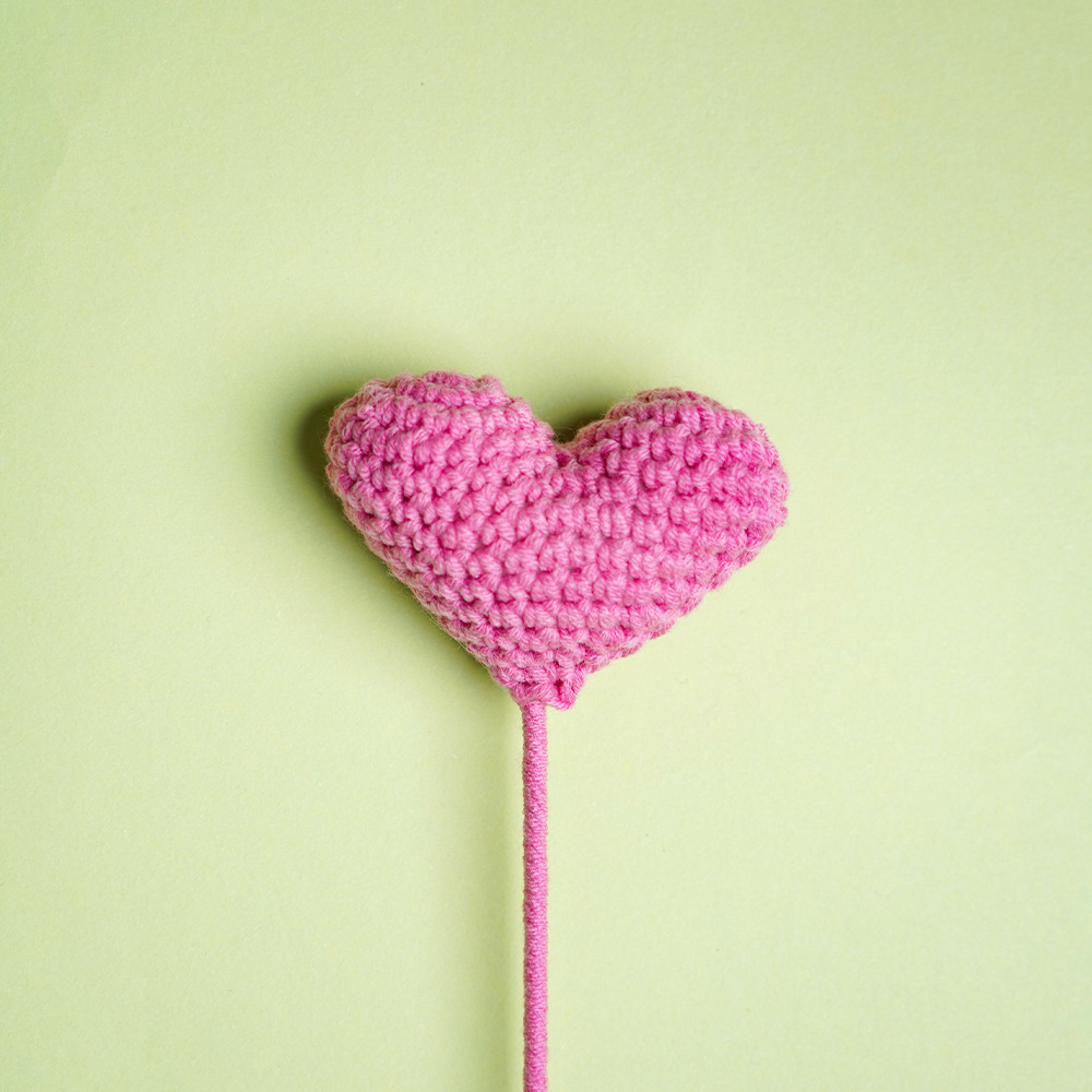 Acabado tejido en forma de corazón flor rama sola flor con ramo de color sólido en forma de corazón flor creativa