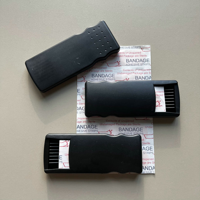 实色黑色塑料抽取式创可贴盒 波浪形创口贴盒 便捷式抽取创口贴盒