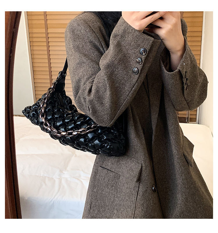 Fashionable Bubble Pleated Bag New One-shoulder Chain Rhombus Hand-held Cloud Bag display picture 3