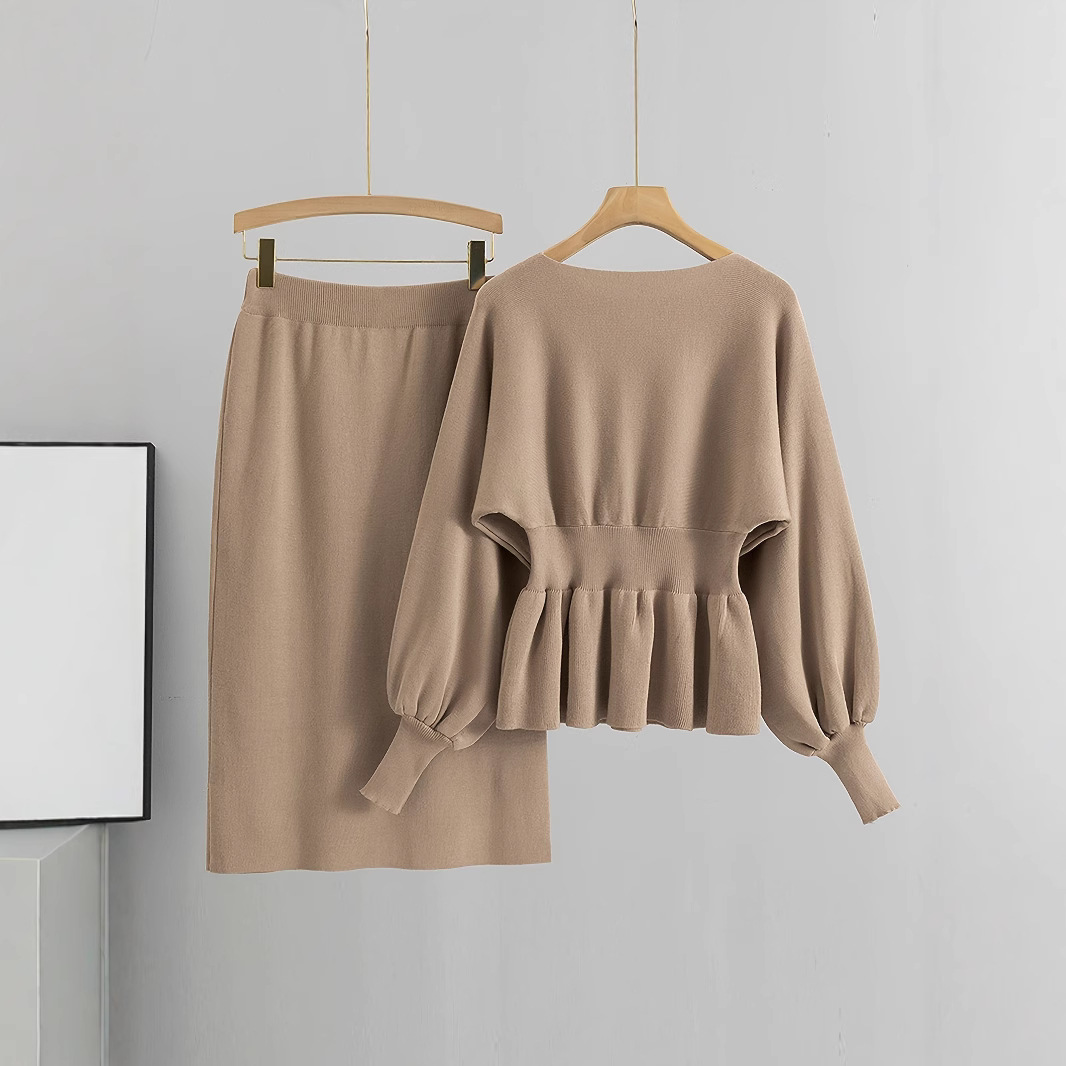 Conjunto elegante de duas peças em malha canelada – saia lápis de cintura alta e blusa por dentro da saia para looks de outono que valorizam a silhueta._voghion.com