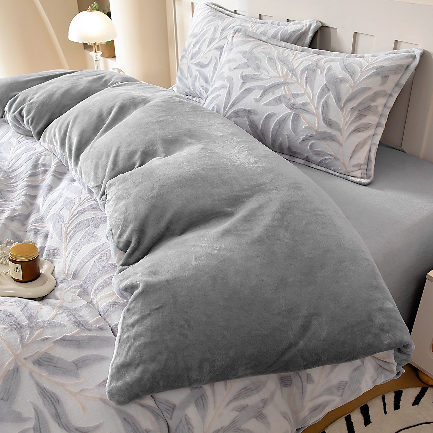 Leche de invierno cama de peluche de cuatro piezas con flange de coral tallado sábanas de peluche de invierno de tres piezas