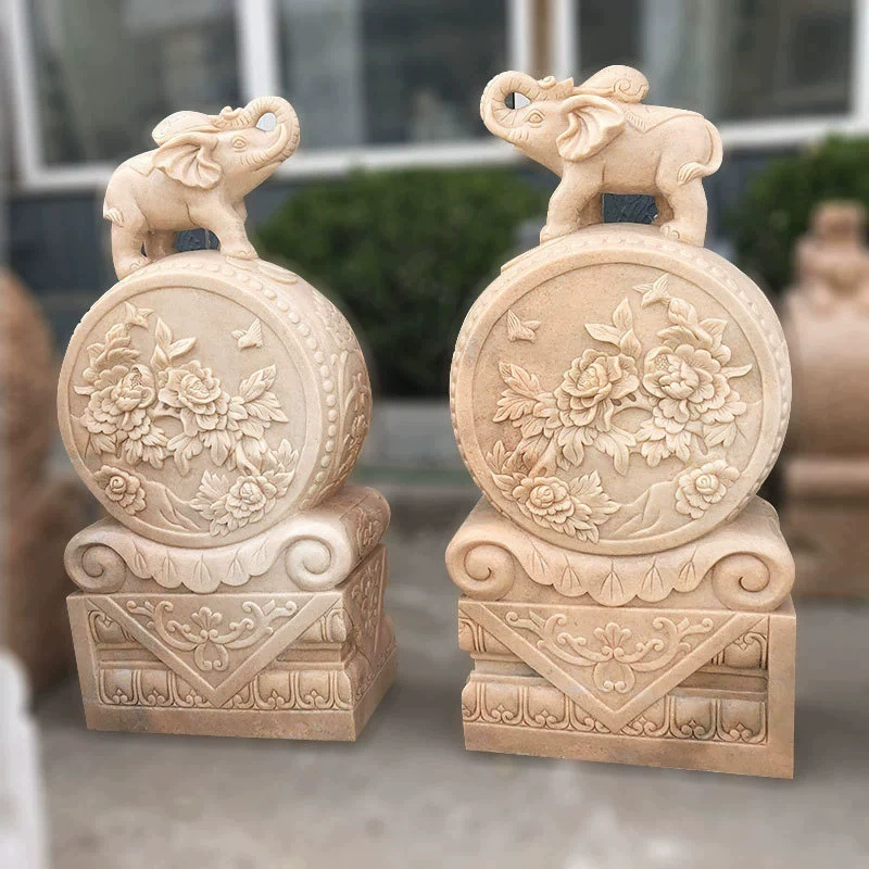 Пара дверных столбов из красного камня заката для входа во двор виллы, благоприятные орнаменты, резные дверные столбы из выветренного камня в античном стиле.