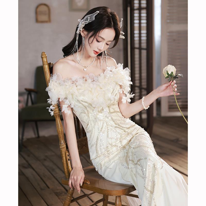 Vestido de noche súper elegante, estilo de lujo ligero, nuevo modelo 2025, vestido de fiesta con un solo hombro y cola de pez, elegante y de estilo transfronterizo, blanco.