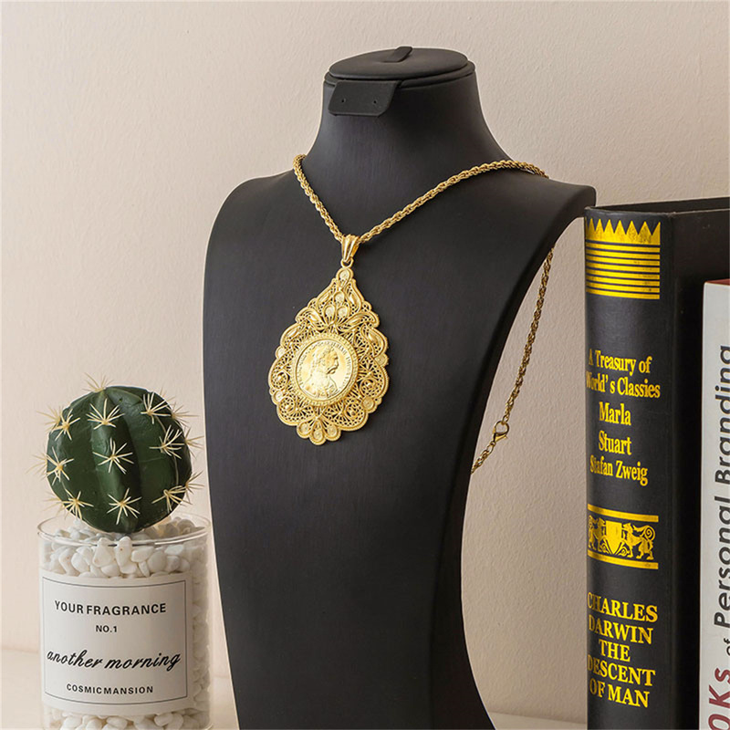 A Gold Women's Necklace with a Metal Portrait Coin Pattern Engraved Bridal Fashion Pendant 60cm Twist Chain A Gold Women's Necklace with a Metal Portrait Coin Pattern Engraved Bridal Fashion Pendant 60cm Twist Chain