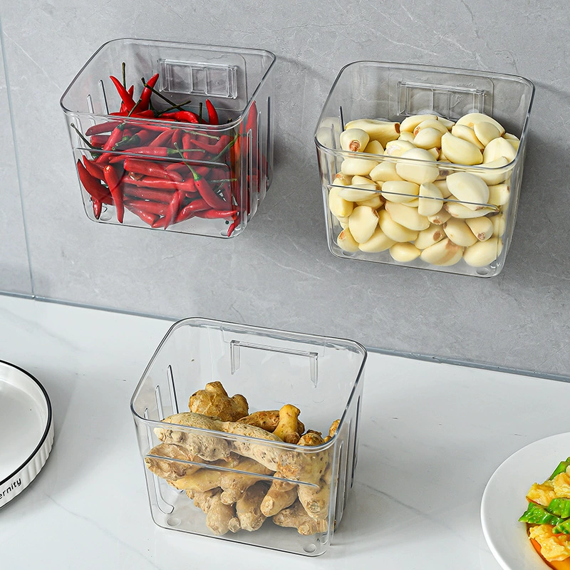 Корзина с имбирем и чесноком на кухне