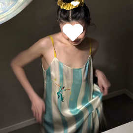 韩系蓝白色条纹冰丝印花吊带睡衣女2025新款夏季大码舒适家居裙