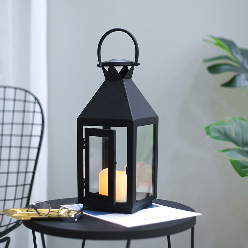 Fábrica tienda spot mayorista lámpara de viento de hierro forjado estilo europeo al aire libre piso de vidrio candelabros decoración de patio modelo candelabros
