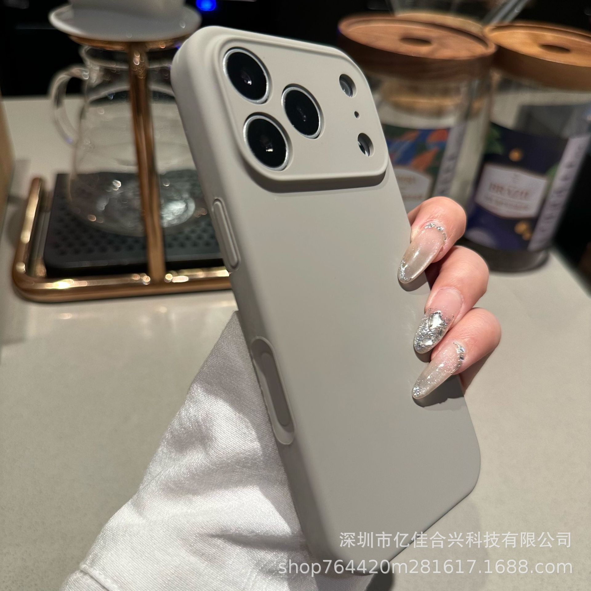 Aplicable a Apple 17PROMAX agujero de silicona líquida caso de teléfono móvil 15iPhone16 color sólido anti-caída botón integrado