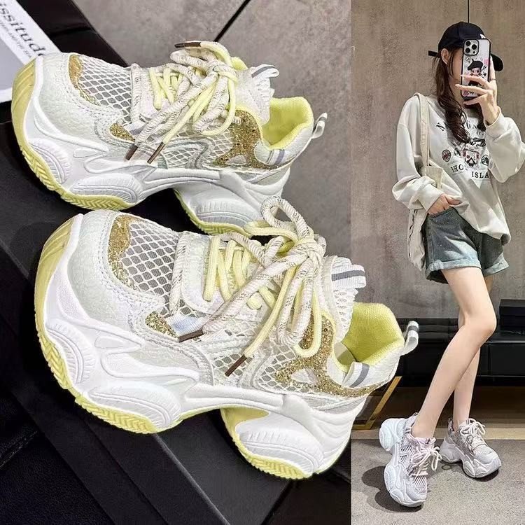Zapatos de suela gruesa para padres y mujeres en 2026 nuevos zapatos de deporte casuales de malla transpirables pequeños zapatos blancos de altura