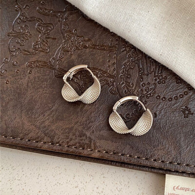 Kuining Minimalist Niche Twisted Texture Ear Cuffs Autumn and Winter Coffee Gold High-End Versatile Retro Earrings Ear Studs Kuining Minimalist Niche Twisted Texture Ear Cuffs Autumn and Winter Coffee Gold High-End Versatile Retro Earrings Ear Studs