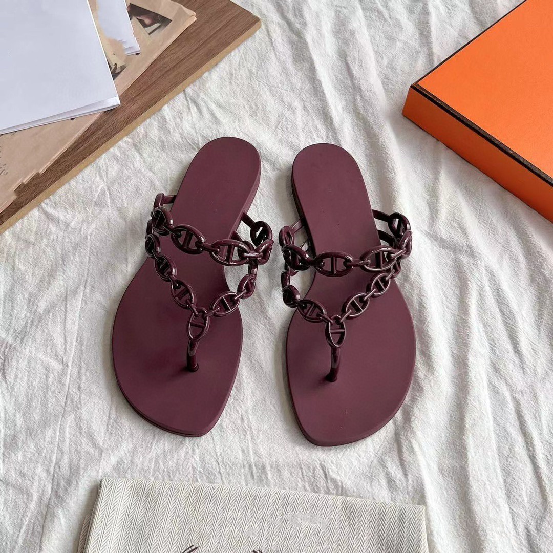 2024 nueva nariz de cerdo plana fuera de la cadena de vacaciones de playa de estilo europeo y americano zapatillas de zapatillas de mujer