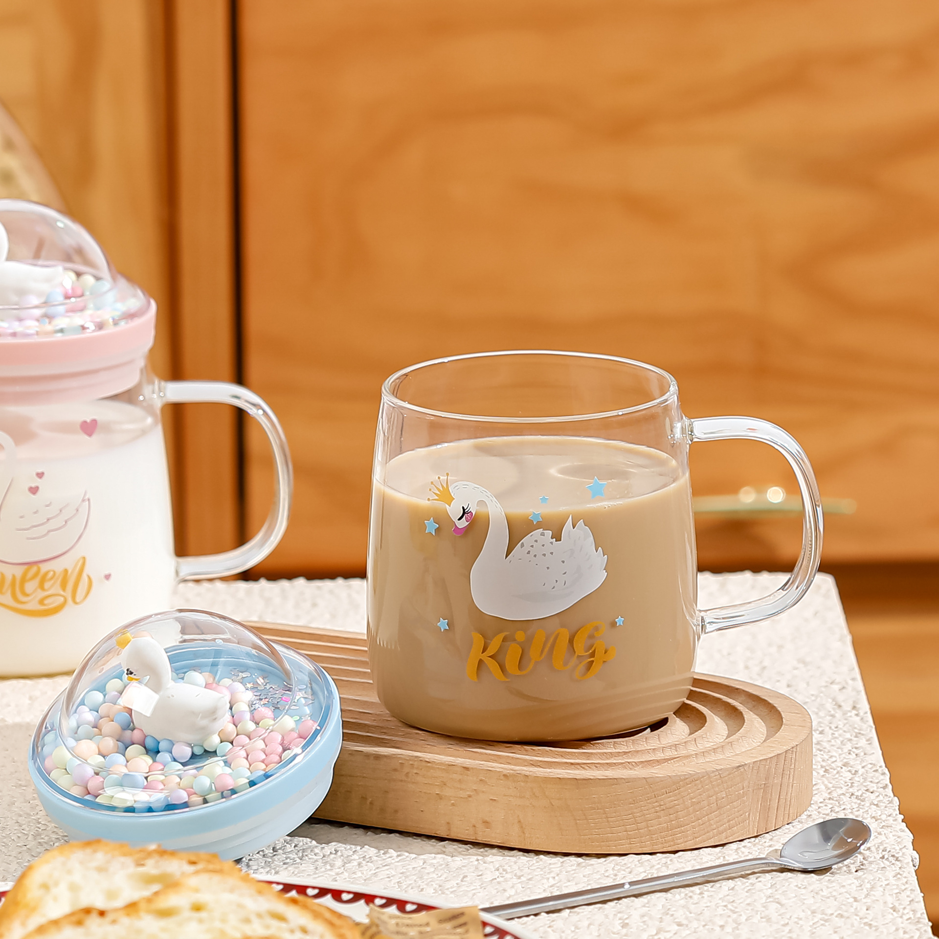Personalidad creativa de alto valor de cara cisne copas de regalo de mano copas de agua con cucharas de tapa taza de leche de marca roja