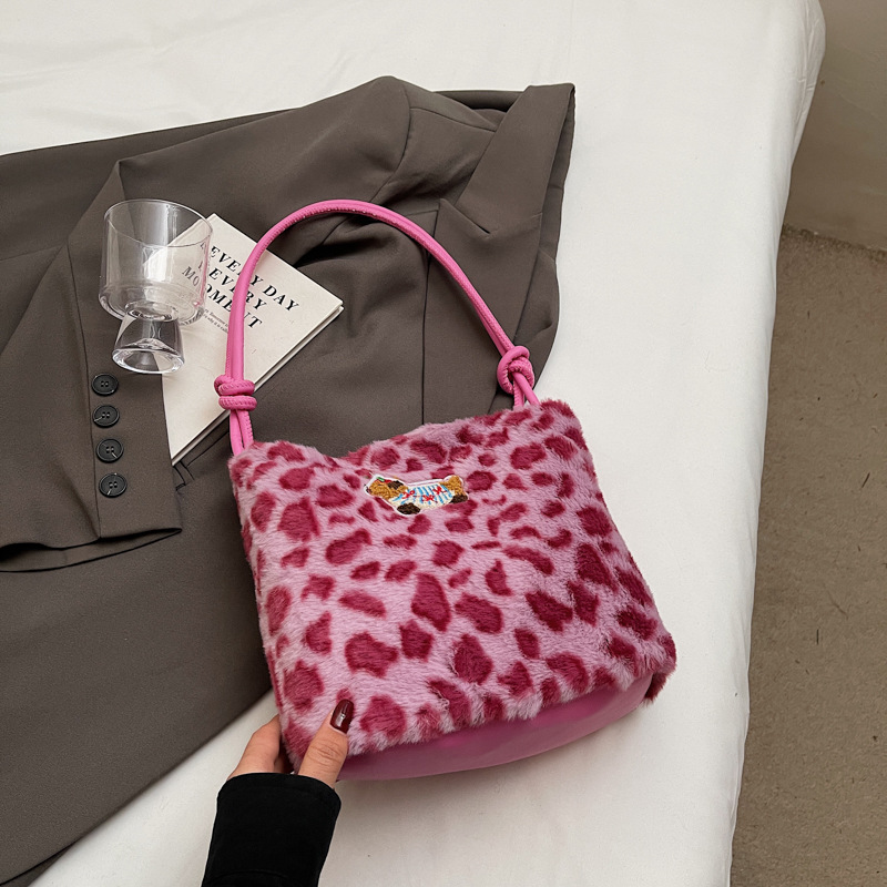 Otoño y invierno bolsas de gran capacidad para mujeres 2024 nuevo bolso de moda de peluche bolso de moda bolso de piel bolso de leopardo bolso de hombro de mujer