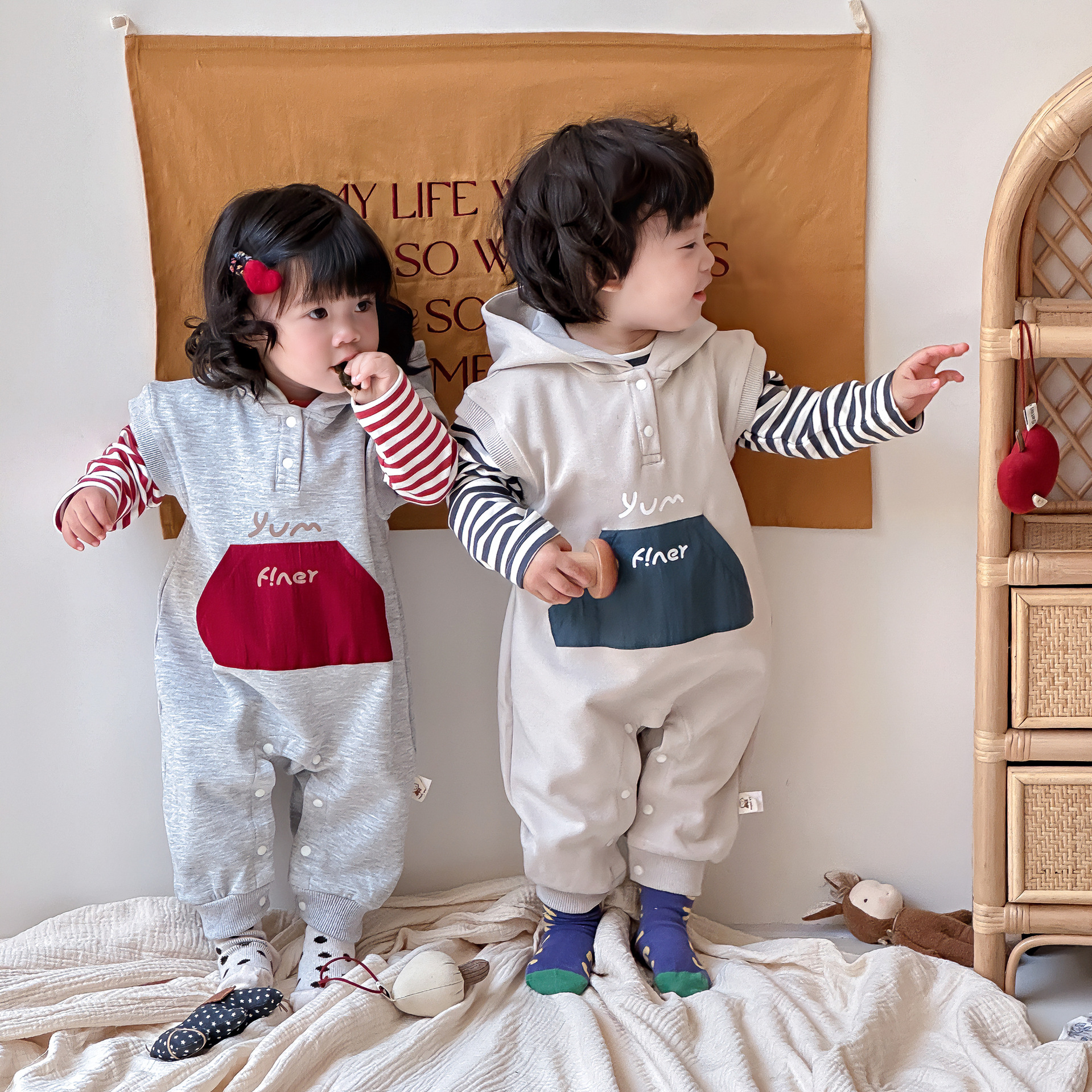 Ropa para niños coreanos, ropa para bebés, traje de otoño, traje de una pieza, traje de escalada 0-3, camiseta a rayas, mameluco con capucha, traje de dos piezas