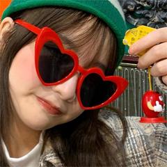 新型の女性の自撮り愛の紫外線防止のサングラスの女性の気質はやせているファッションの日焼け止めの桃の心のサングラスを現します。